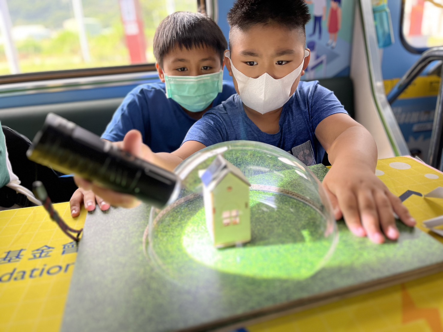 博天堂參與基礎科學主題車廂，以STEAM教學精神，設計「逐日科學家」、「太陽能工程師」以及「淨零建築師」三大能源科普課程和實驗